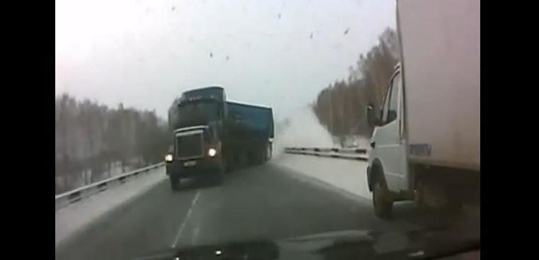 La un pas de accident: camion pierdut de sub control, evident, in Rusia