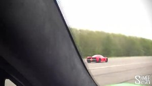 LaFerrari vs McLaren 650S, cursa pe pista de aeroport