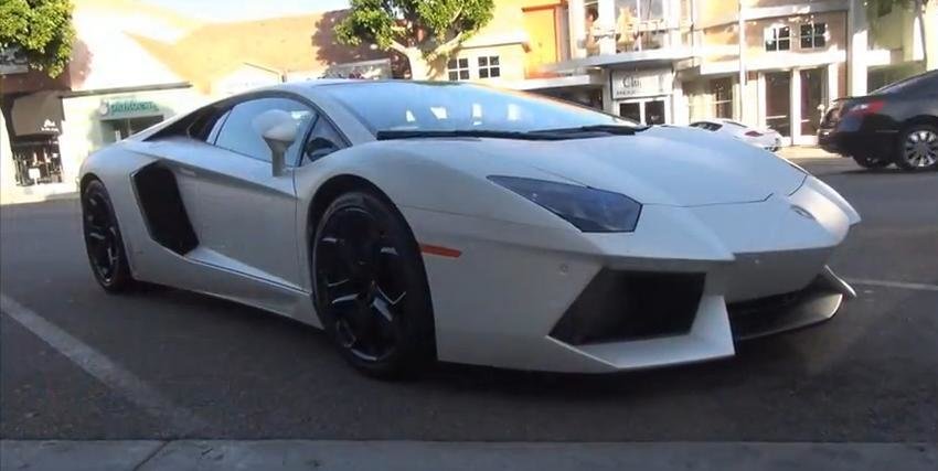Lamborghini Aventador alb mat: turatii in Beverly Hills Lamborghini Aventador alb mat: turatii in Beverly Hills