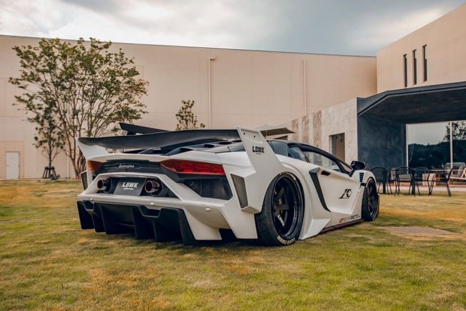 Lamborghini Aventador de la Liberty Walk