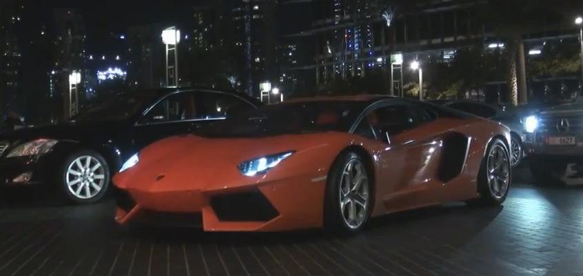 Lamborghini Aventador in Dubai, in asteptarea valetului Lamborghini Aventador in Dubai, in asteptarea valetului