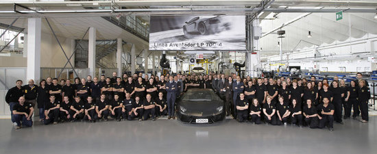 Lamborghini Aventador LP700-4 celebreaza exemplarul cu numarul 2000