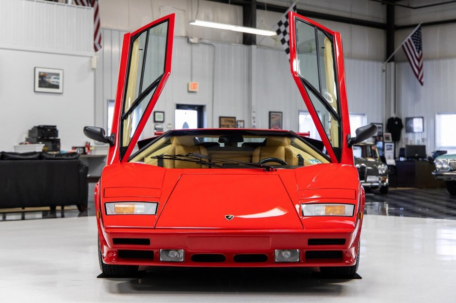 Lamborghini Countach 5000 QV cu 7.275 de kilometri la bord