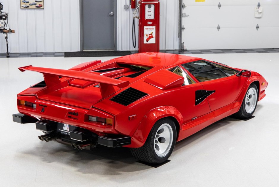 Lamborghini Countach 5000 QV cu 7.275 de kilometri la bord