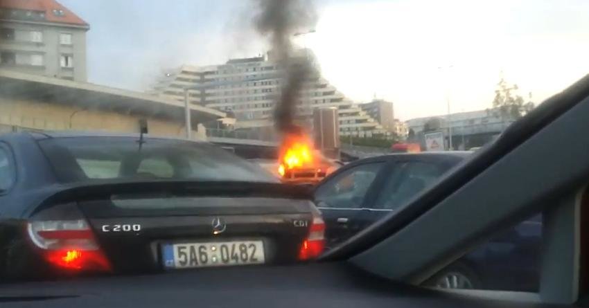 Lamborghini Gallardo in flacari, pe strazile din Praga