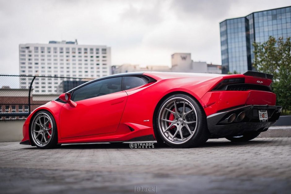 Lamborghini Huracan in Rosso Corsa