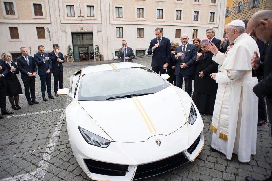 Lamborghini Huracan RWD oferit Papei