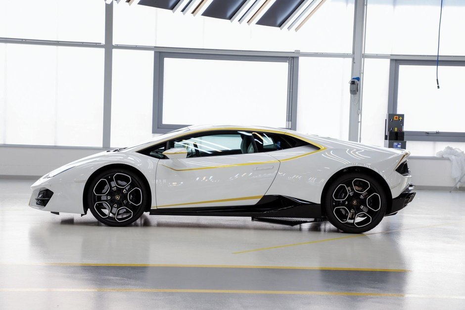 Lamborghini Huracan RWD oferit Papei