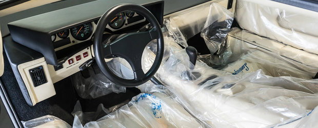 Lamborghini-ul visurilor tale a fost scos la vanzare. Are numai 135 de km la bord si folia de plastic originala pe scaune