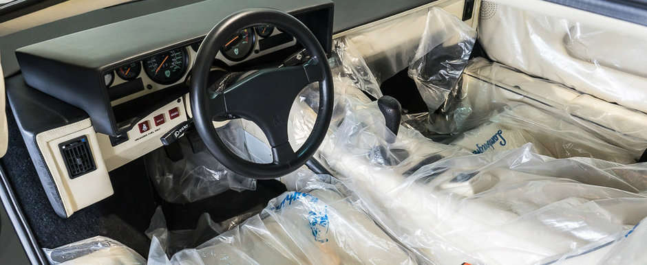 Lamborghini-ul visurilor tale a fost scos la vanzare. Are numai 135 de km la bord si folia de plastic originala pe scaune
