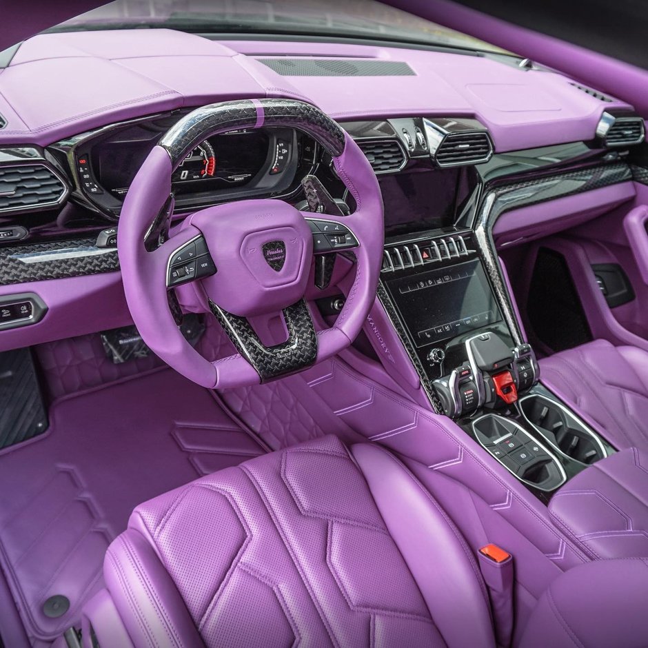 Lamborghini Urus cu interior mov