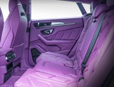 Lamborghini Urus cu interior mov