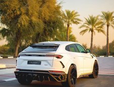 Lamborghini Urus cu interior mov