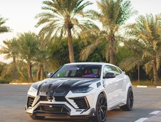 Lamborghini Urus cu interior mov