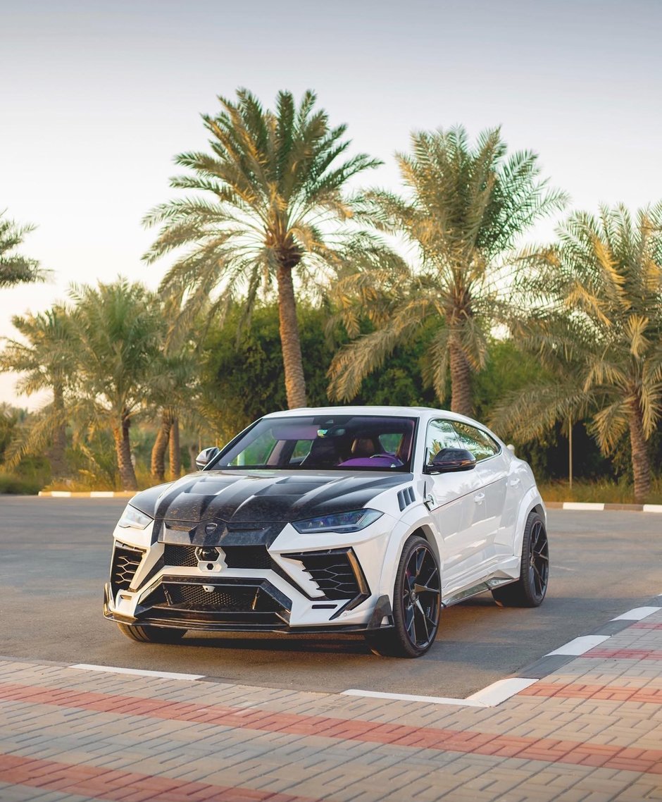 Lamborghini Urus cu interior mov