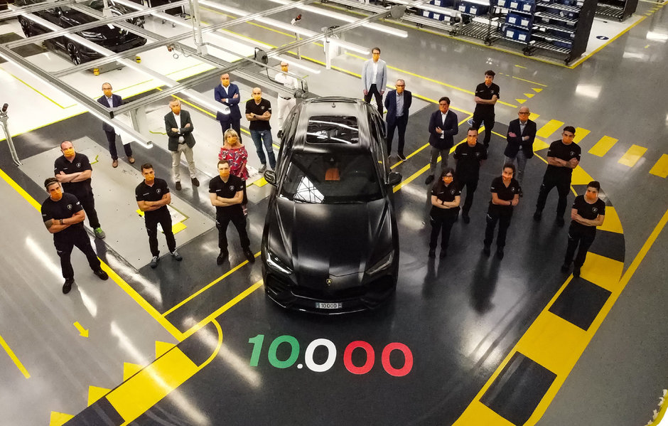 Lamborghini Urus cu numarul 10.000