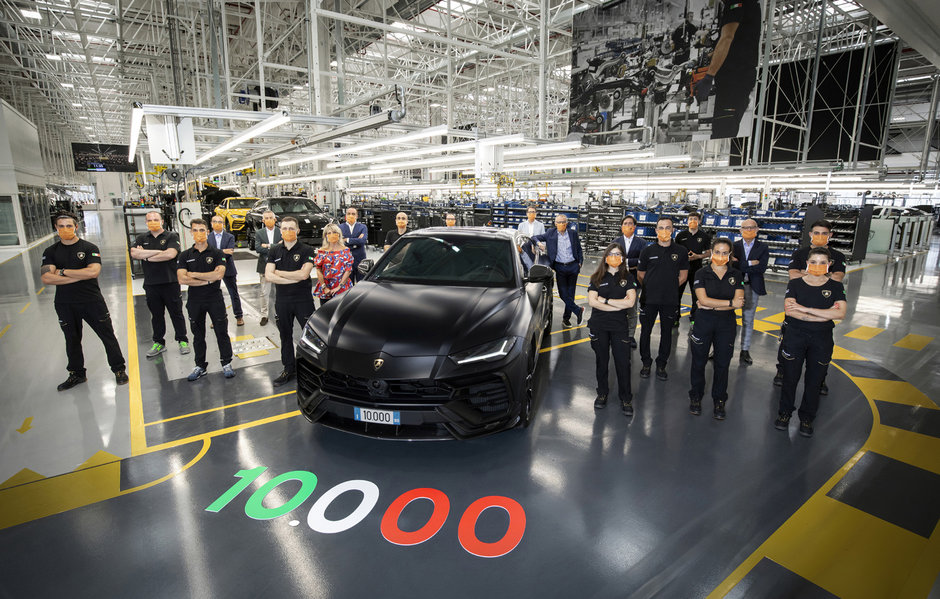 Lamborghini Urus cu numarul 10.000