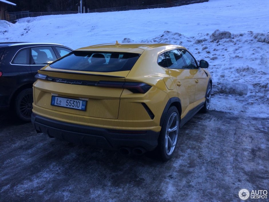 Lamborghini Urus in Alpi