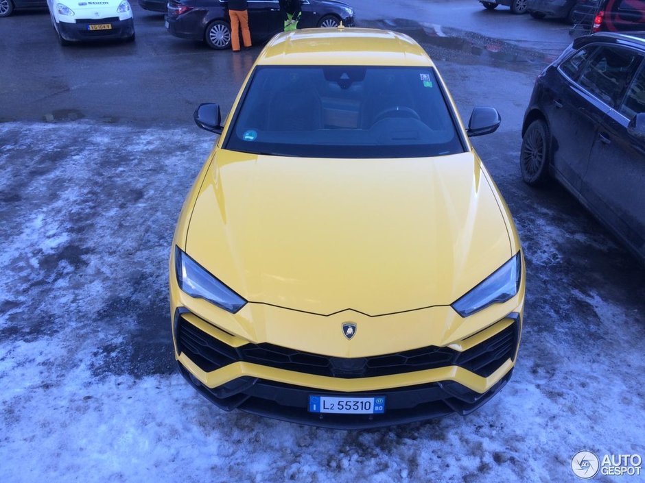 Lamborghini Urus in Alpi