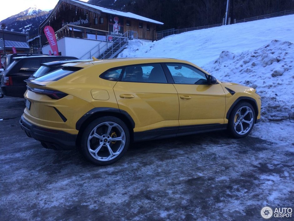 Lamborghini Urus in Alpi