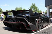 Lamborghini Veneno Roadster in negru