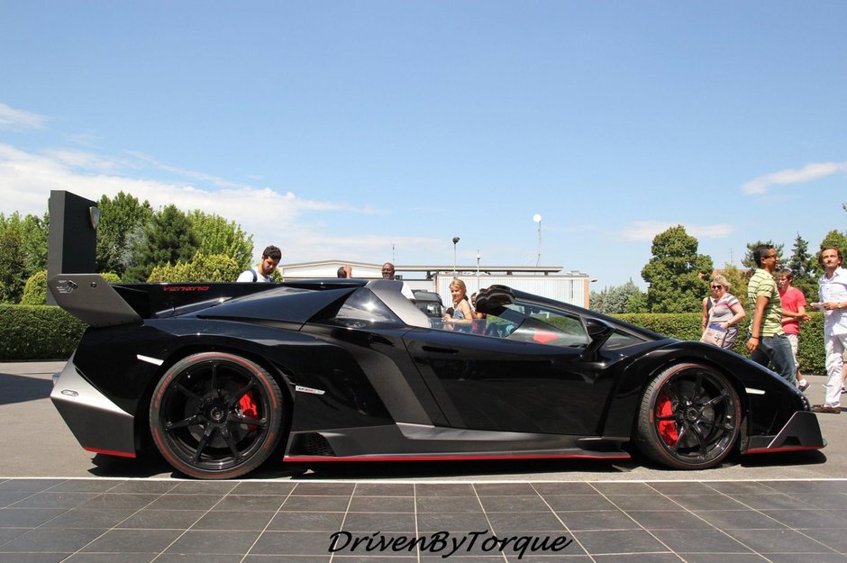 Lamborghini Veneno Roadster in negru