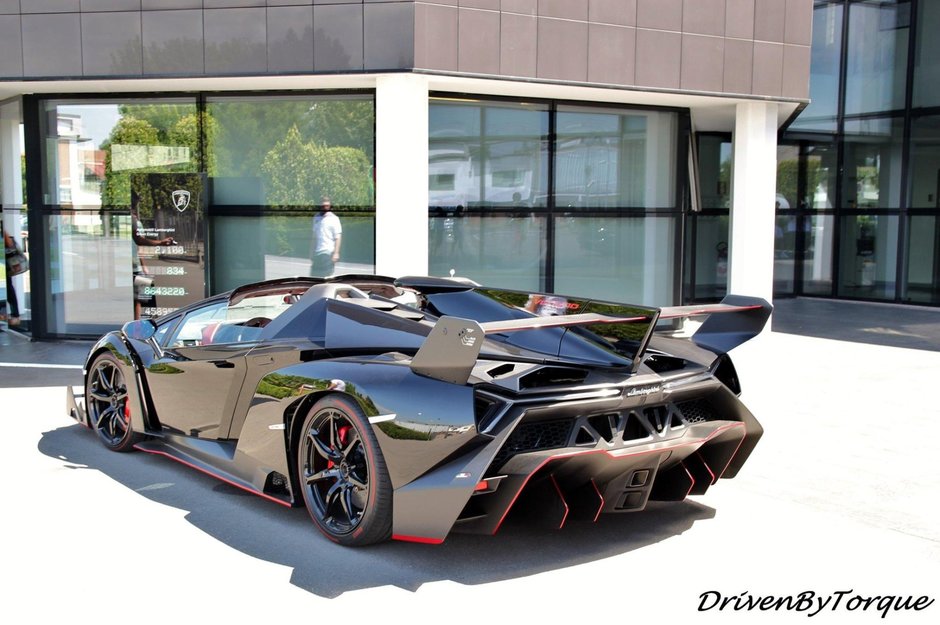 Lamborghini Veneno Roadster in negru