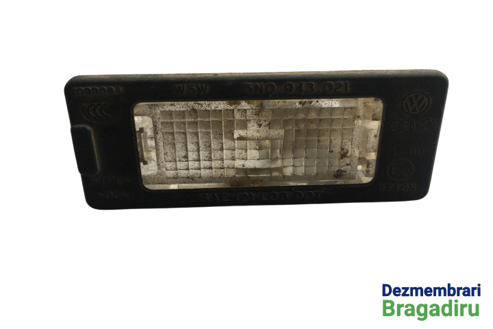 Lampa numar stanga Cod: 5N0943021 5N0943021 Volkswagen VW Golf 6 [2008 - 2015] wagon 5-usi 1.6 TDI BlueMotion MT (105 hp) Cod motor: CAY, Cod cutie: LUB, Cod culoare: LA7W