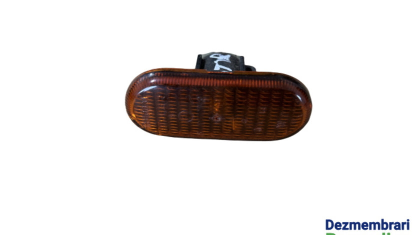 Lampa semnalizare pe aripa dreapta 7700822136 Renault Clio 2 [1998 - 2005] Hatchback 3-usi II (BB0/1/2_ CB0/1/2_)