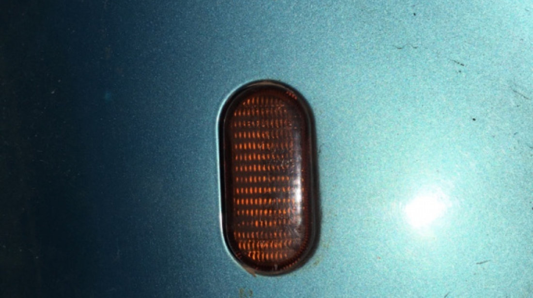 Lampa semnalizare pe aripa dreapta 7700822136 Renault Clio 2 [1998 - 2005] Hatchback 3-usi II (BB0/1/2_ CB0/1/2_)