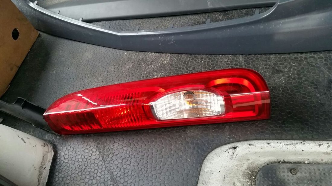 lampa stanga opel vivaro 2009