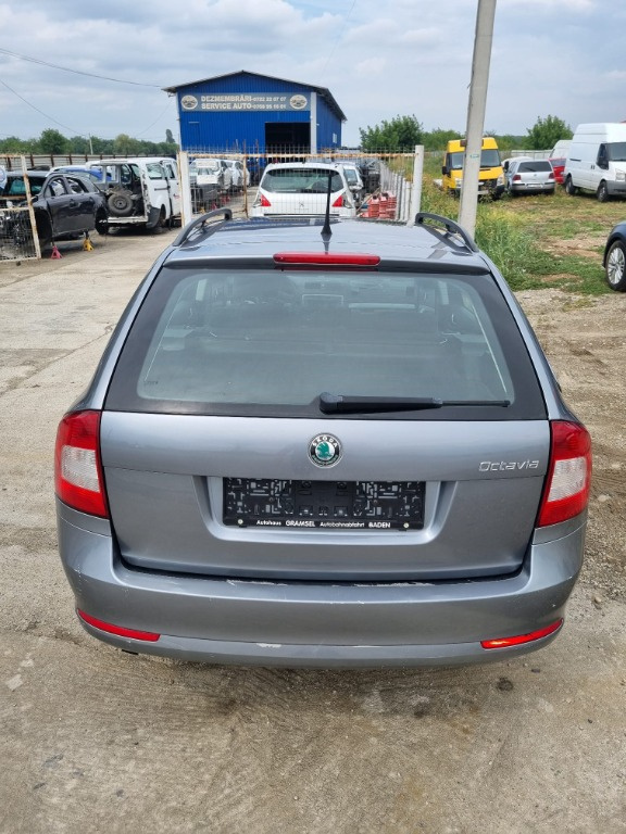 Lampa stop dreapta 1Z9945112A Skoda Octavia II Combi (1Z5) 2.0 TDI 4x4 110 cai CFHF