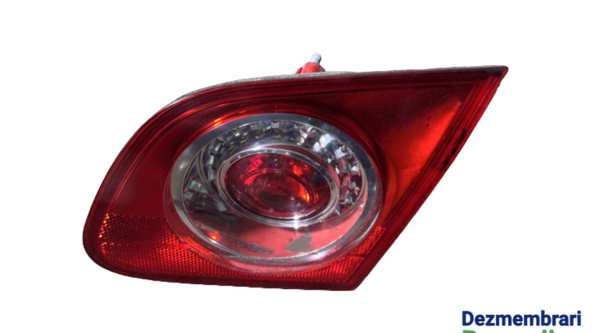 Lampa stop dreapta pe capota portbagaj Volkswagen VW Passat B6 [2005 - 2010] Sedan 4-usi 2.0 TDI MT (140 hp)