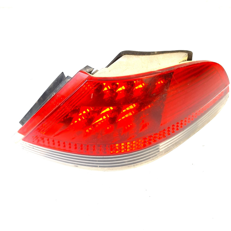 Lampa Stop Spate / Tripla Bmw 7 (E65, E66, E67) 2001-2008 Dreapta 0112370101238, E1011237, E1011238 Hella