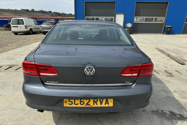 Lampa / Tripla stop dreapta pe capota portbagaj Volkswagen VW Passat B7 [2010 - 2015] Sedan