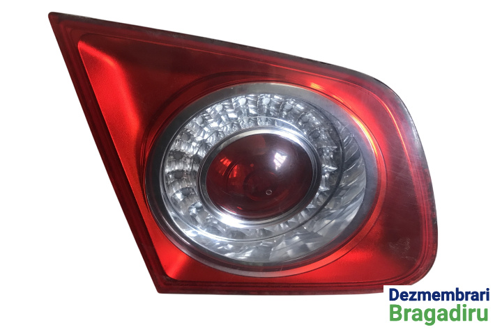Lampa / Tripla stop stanga pe capota portbagaj Cod: 1K5945093 1K5945093 Volkswagen VW Jetta 5 [2005 - 2011] Sedan 4-usi 1.9 TDI MT (105 hp) Cod motor: BKC, Cod cutie: GQQ, Cod culoare: LA7W