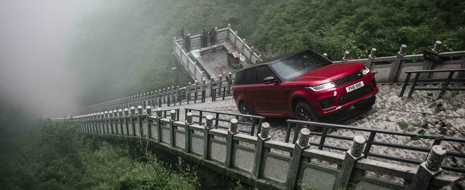 Land Rover a ajuns la "Poarta Raiului". Englezii au urcat cele 999 de trepte cu un Range Rover Sport hibrid Land Rover a ajuns la "Poarta Raiului". Englezii au urcat cele 999 de trepte cu un Range Rover Sport hibrid