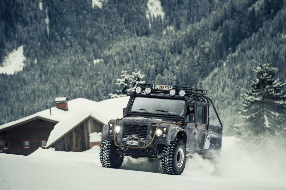 Land Rover Defender 007 Spectre