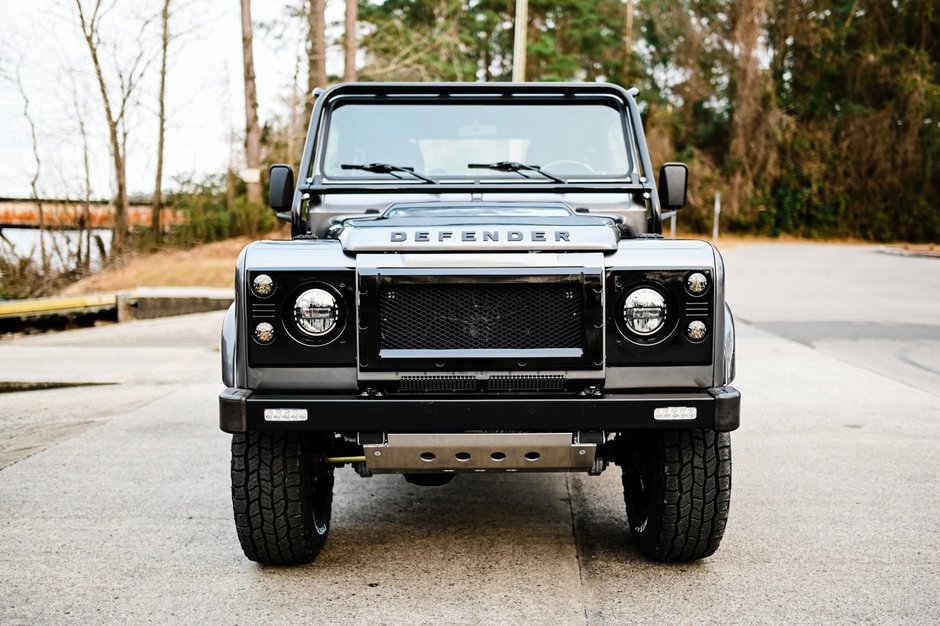 Land Rover Defender 90 de la Osprey