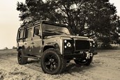 Land Rover Defender cu motor de Corvette