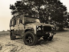 Land Rover Defender cu motor de Corvette