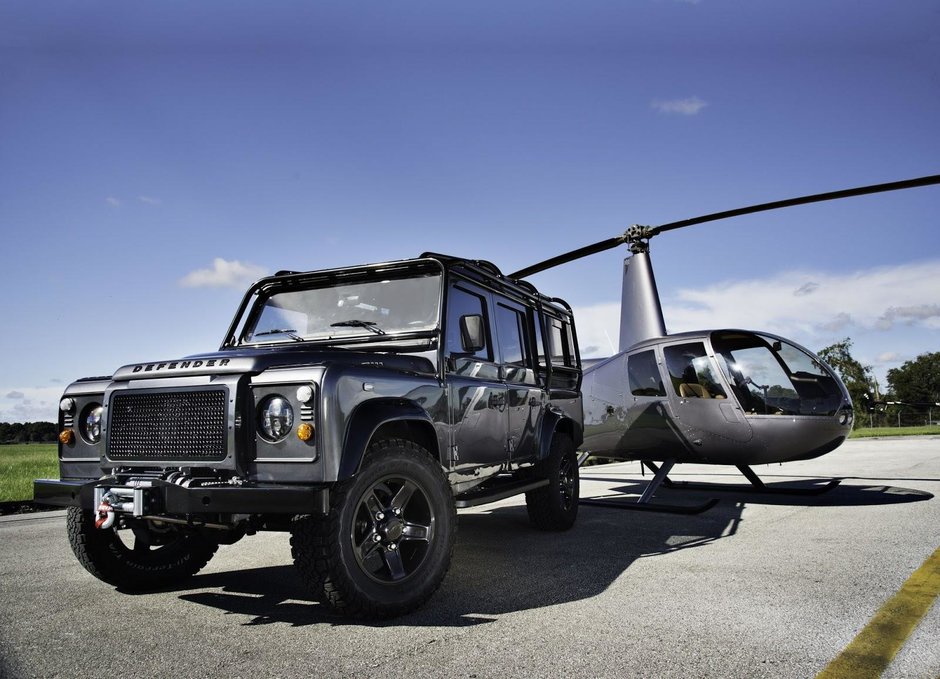 Land Rover Defender cu motor de Corvette