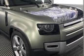 Land Rover Defender surprins in fabrica