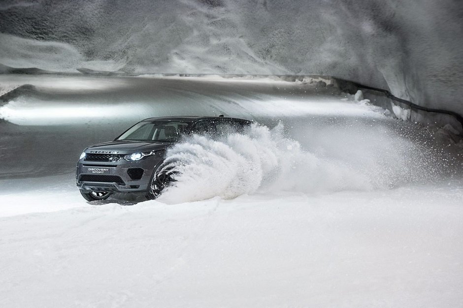 Land Rover Discovery Sport versus sanie trasa de caini