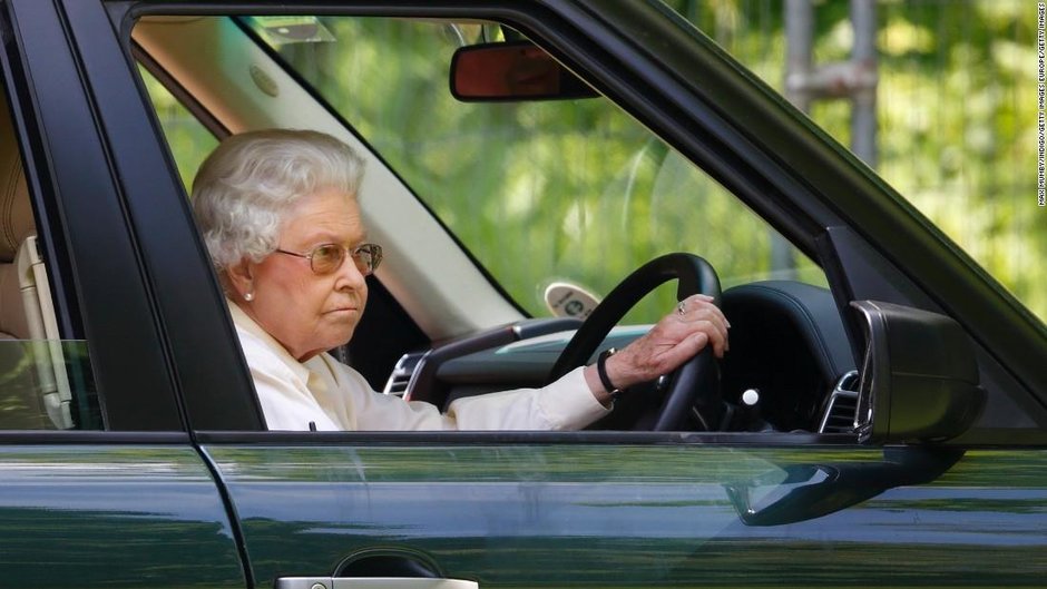 Land Rover, o masina demna de o Regina: 8 imagini de colectie cu Regina Angliei si masina de teren Land Rover, o masina demna de o Regina: 8 imagini de colectie cu Regina Angliei si masina de teren