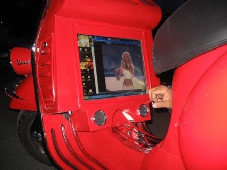 LCD si PC pe un scooter Vespa LCD si PC pe un scooter Vespa
