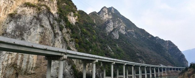 Lectie pentru CNADNR: Chinezii au construit o autostrada care trece printr-un rau