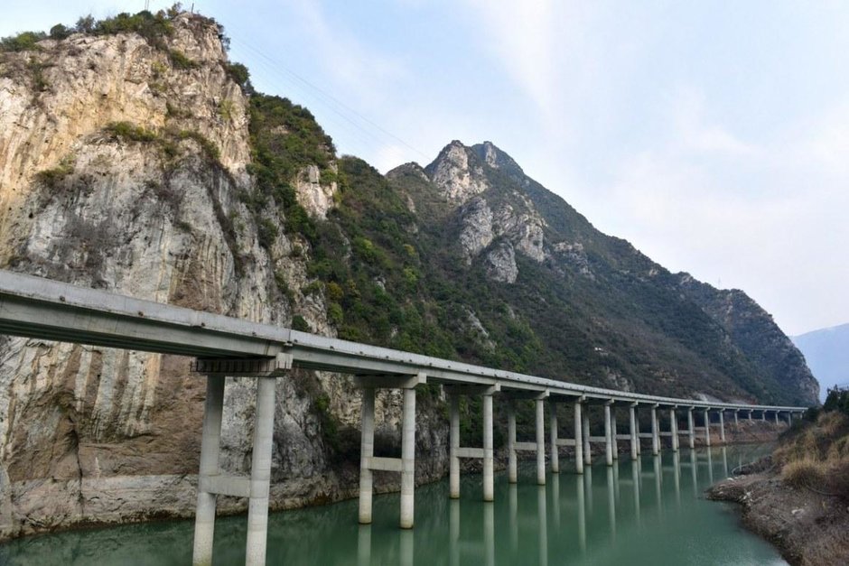Lectie pentru CNADNR: Chinezii au construit o autostrada care trece printr-un rau