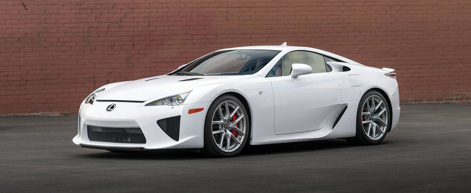 Legenda spune ca are un turometru digital pentru ca unul clasic nu facea fata. Cat costa acest LEXUS LFA inca in rodaj Legenda spune ca are un turometru digital pentru ca unul clasic nu facea fata. Cat costa acest LEXUS LFA inca in rodaj