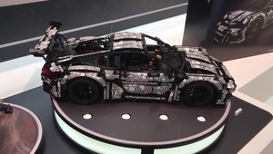 LEGO Technic lanseaza un prototip Porsche 911 GT3 RS. Complet camuflat, bineinteles.